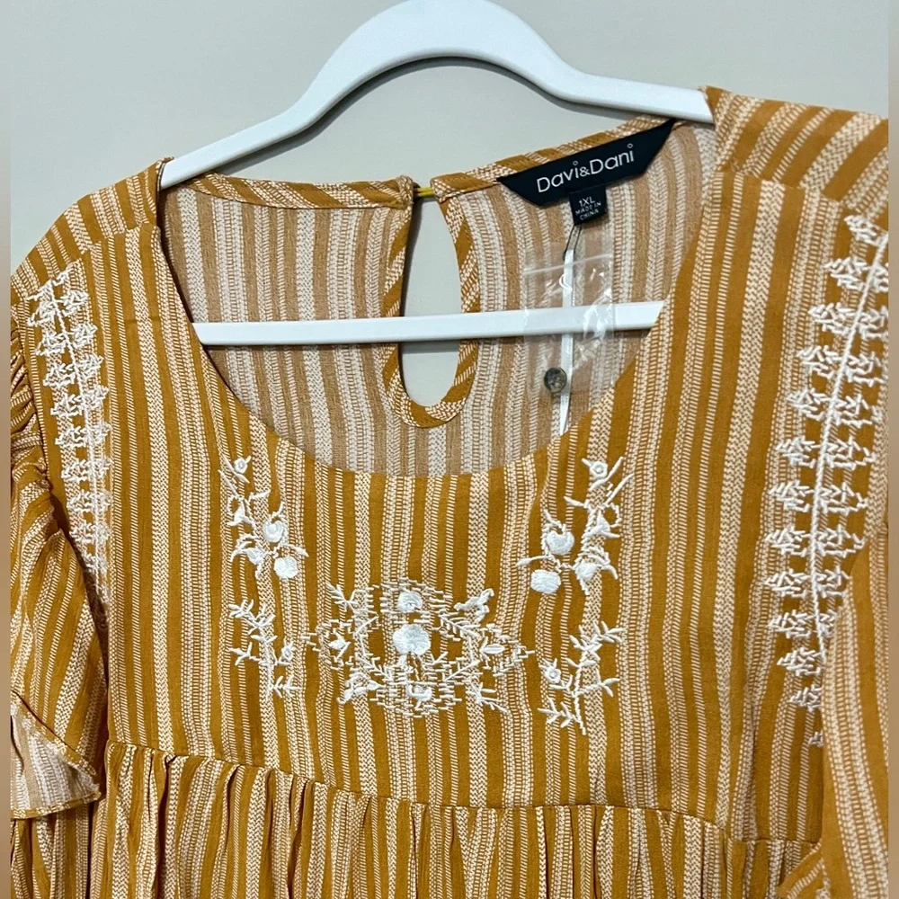 🟠NWT DAVI & DANI Plus Flutter Sleeve Embroidered Top in Mustard/Ivory 1X - Picture 2 of 5